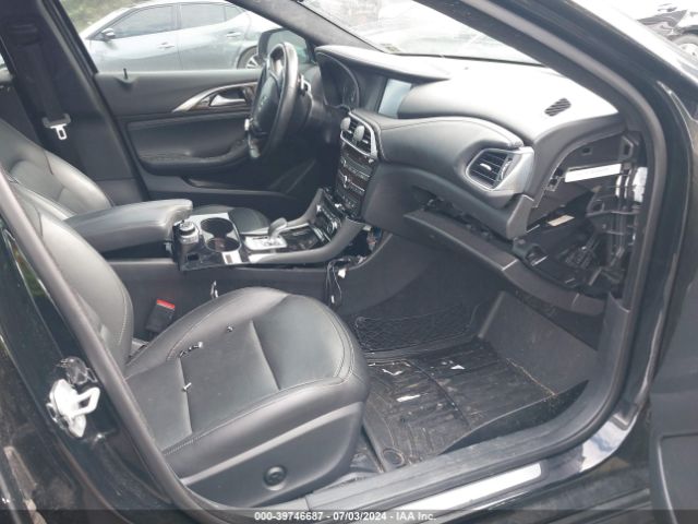 SJKCH5CR5JA059826 Infiniti Qx30 Premium