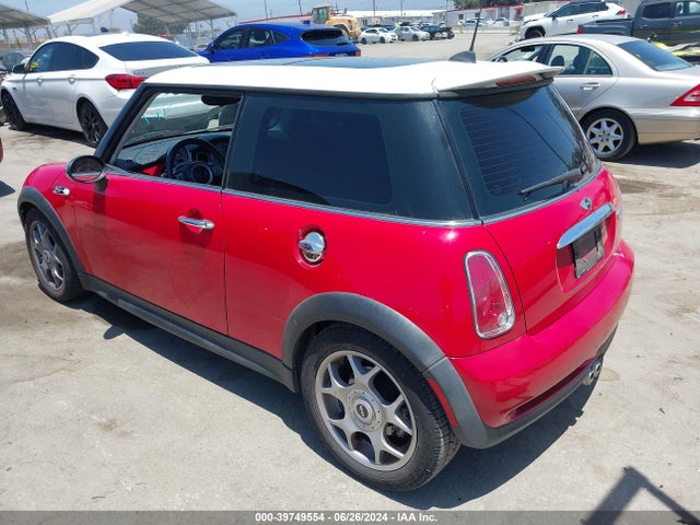 2006 MINI COOPER S WMWRE33556TJ33780 Photo 2