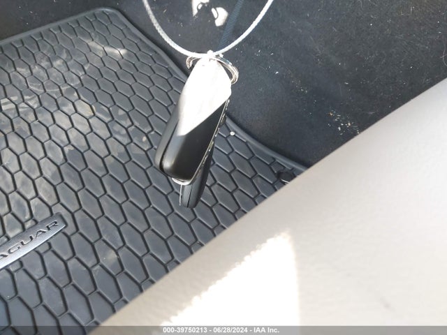 2017 JAGUAR XE SAJAD4BN6HA968538 Photo 10