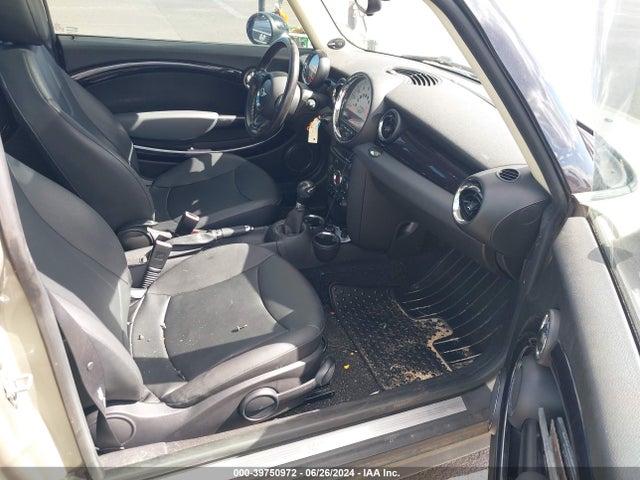 2011 MINI COOPER CLUBMAN WMWZF3C53BT187828 Photo 4