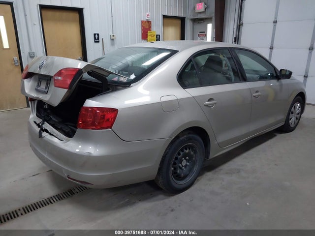 3VW2K7AJXEM290610 Volkswagen Jetta 2.0l S