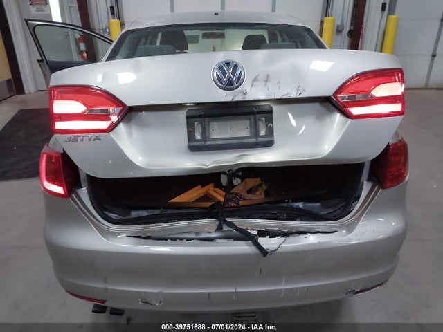 3VW2K7AJXEM290610 Volkswagen Jetta 2.0l S