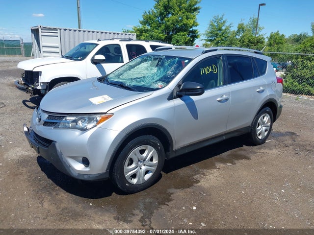 Toyota RAV4 LE 2015 JTMBFREV8FD114832 Image 2