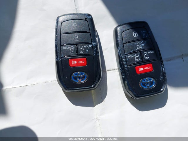 5TDKSKFCXNS069427 Toyota SIENNA LE