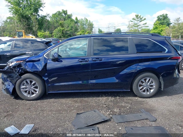Toyota SIENNA LE 2022 5TDKSKFCXNS069427 Image 14