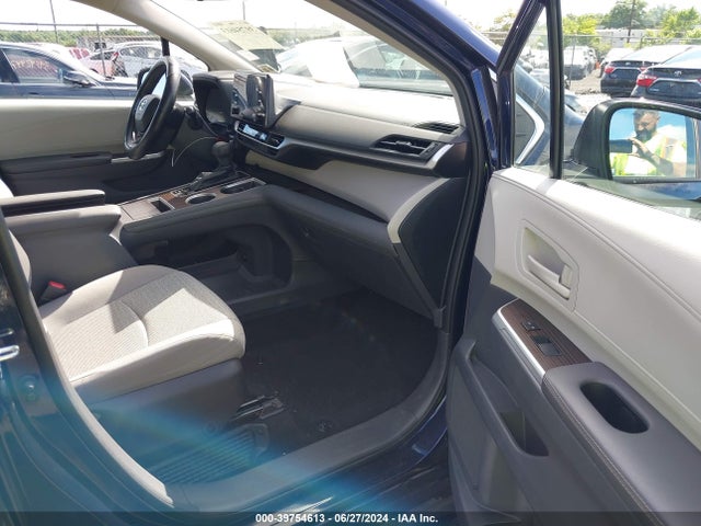 5TDKSKFCXNS069427 Toyota SIENNA LE