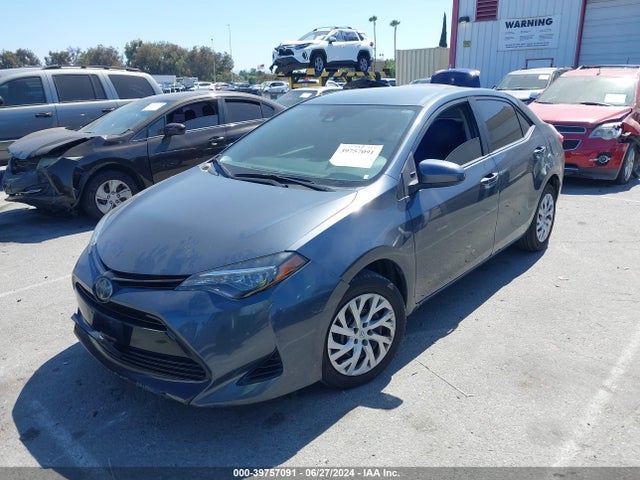 Toyota COROLLA LE 2018 5YFBURHE3JP813938 Image 2