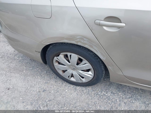 39757408 :رقم المزاد ، 3VWD17AJ5EM275573 vin ، 2014 Volkswagen Jetta 1.8t Se مزاد بيع
