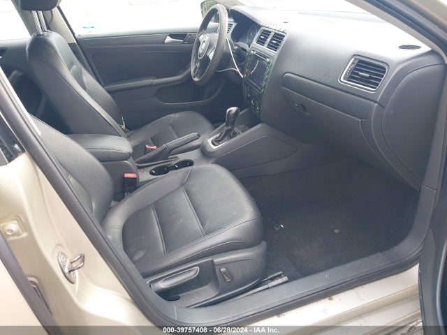 39757408 :رقم المزاد ، 3VWD17AJ5EM275573 vin ، 2014 Volkswagen Jetta 1.8t Se مزاد بيع