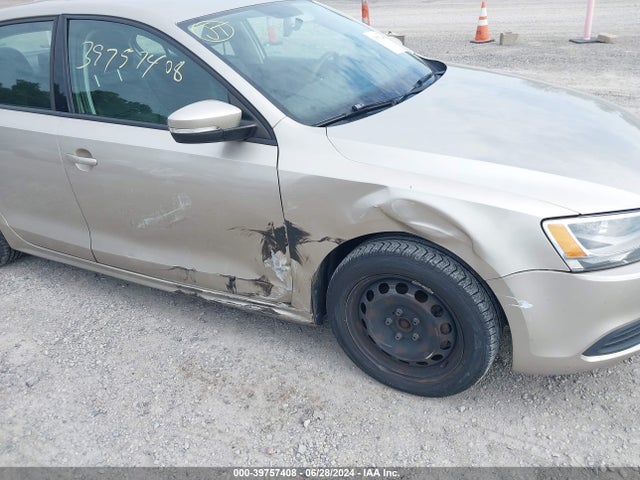 39757408 :رقم المزاد ، 3VWD17AJ5EM275573 vin ، 2014 Volkswagen Jetta 1.8t Se مزاد بيع