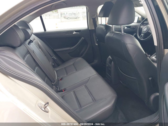 39757408 :رقم المزاد ، 3VWD17AJ5EM275573 vin ، 2014 Volkswagen Jetta 1.8t Se مزاد بيع