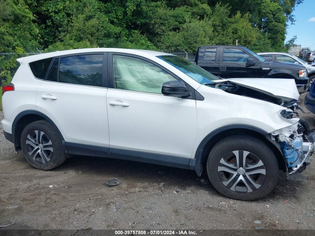 Toyota RAV4 LE 2018 JTMBFREVXJJ176128 Image 13