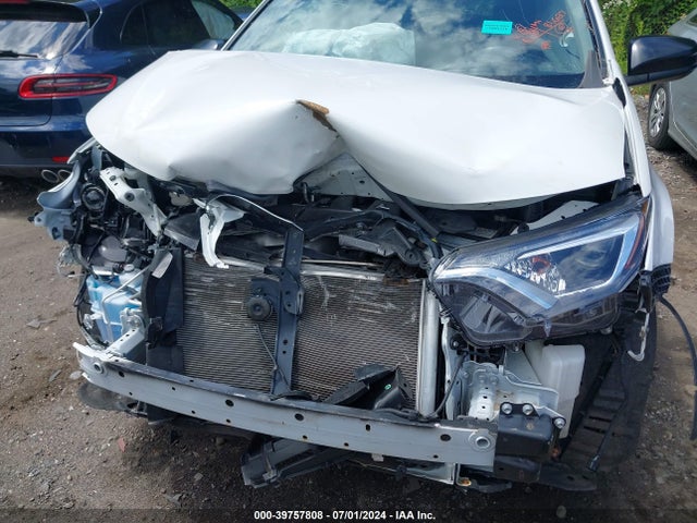 Toyota RAV4 LE 2018 JTMBFREVXJJ176128 Image 6