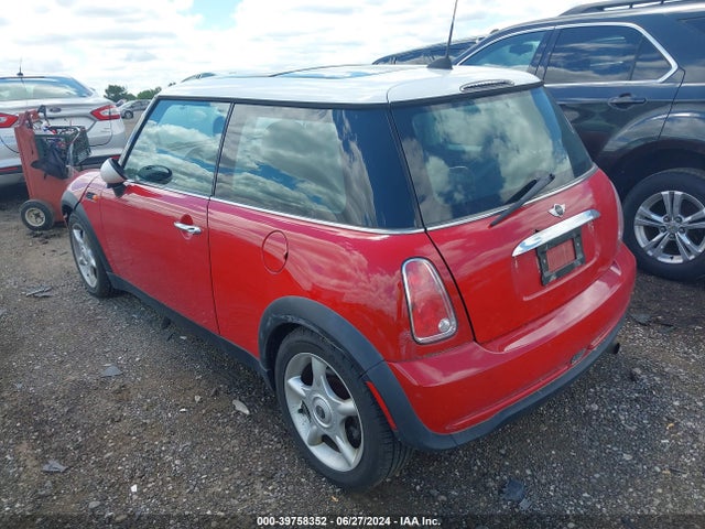 2006 MINI COOPER WMWRC33566TJ79642 Photo 2