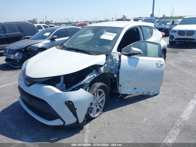 Toyota C-HR LE 2020 JTNKHMBX4L1077807 Image 2