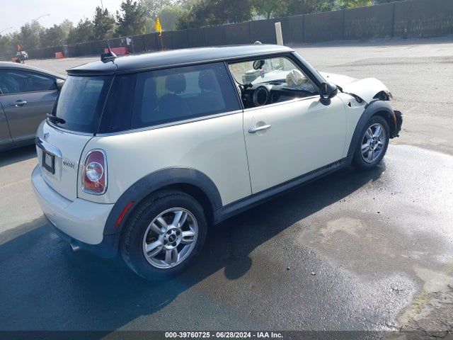2011 MINI COOPER WMWSU3C50BT098399 Photo 3