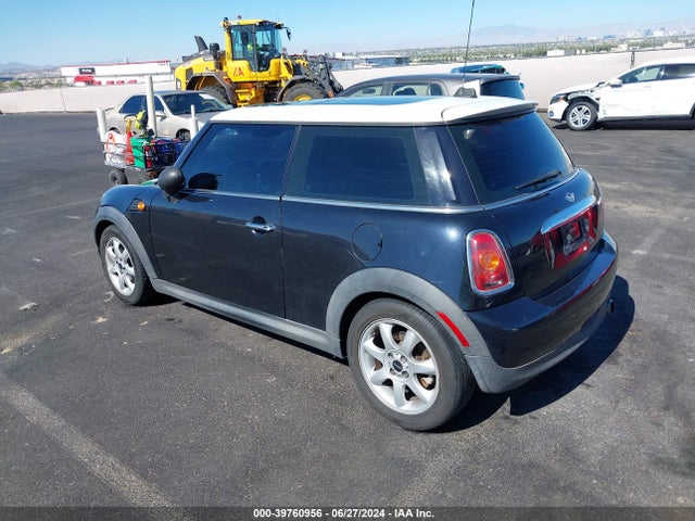 2007 MINI COOPER WMWMF335X7TT51092 Photo 2