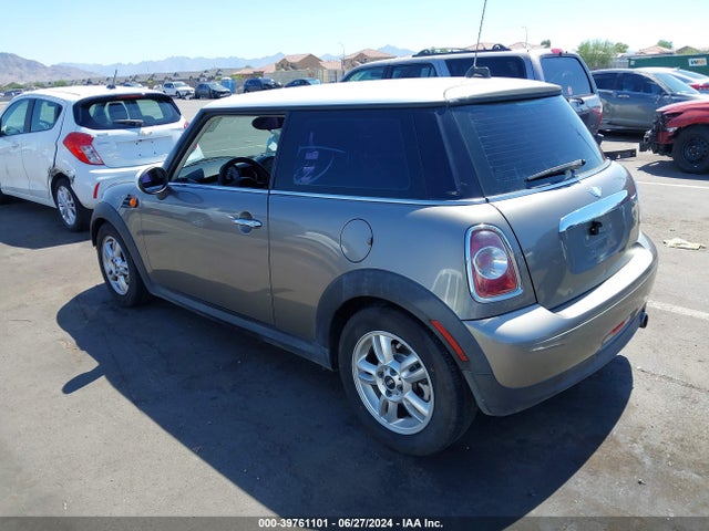 2012 MINI COOPER WMWSU3C58CT262581 Photo 2