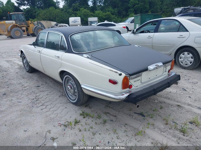 1976 JAGUAR E-PACE UG2T57931BW       Photo 2