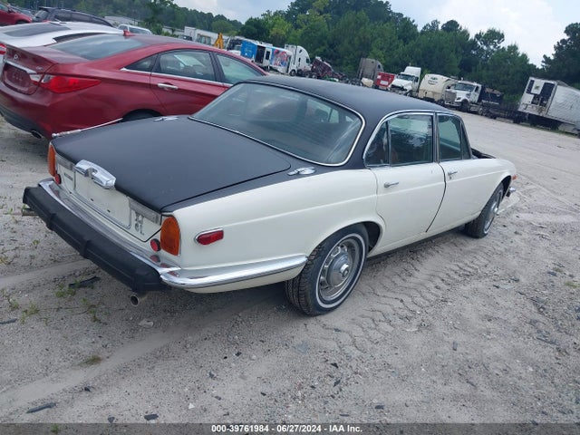 1976 JAGUAR E-PACE UG2T57931BW       Photo 3