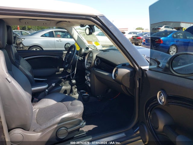 2008 MINI COOPER CLUBMAN WMWML33568TJ47206 Photo 4