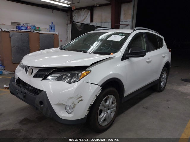 Toyota RAV4 LE 2015 JTMBFREV7FJ049215 Image 2