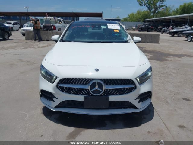 WDD3G4EB2KW028835 Mercedes-Benz A 220