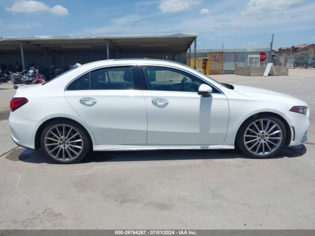 WDD3G4EB2KW028835 Mercedes-Benz A 220