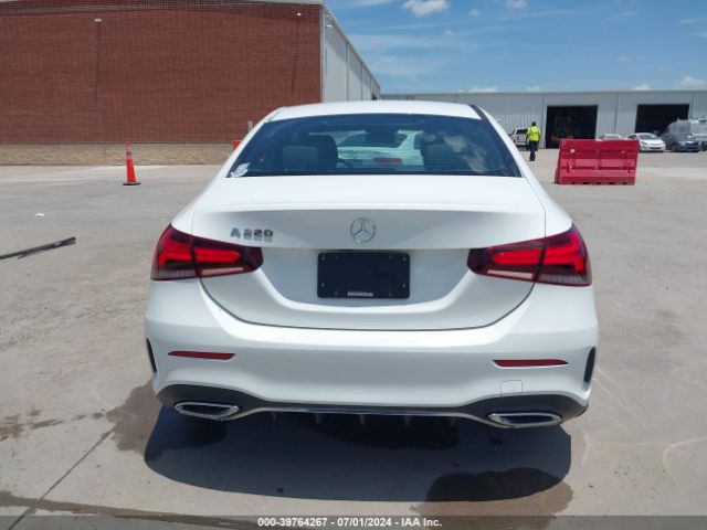 WDD3G4EB2KW028835 Mercedes-Benz A 220
