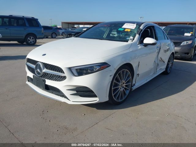 WDD3G4EB2KW028835 Mercedes-Benz A 220
