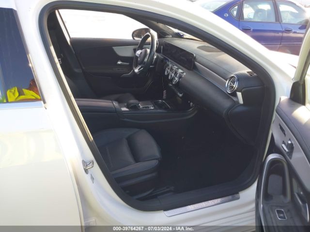 WDD3G4EB2KW028835 Mercedes-Benz A 220