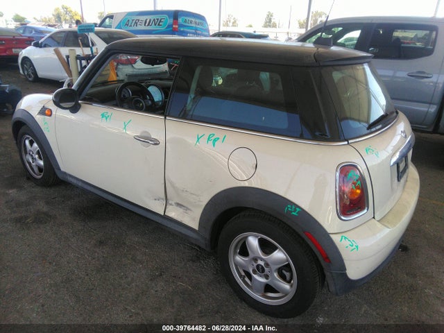 2009 MINI COOPER WMWMF33559TW76395 Photo 2