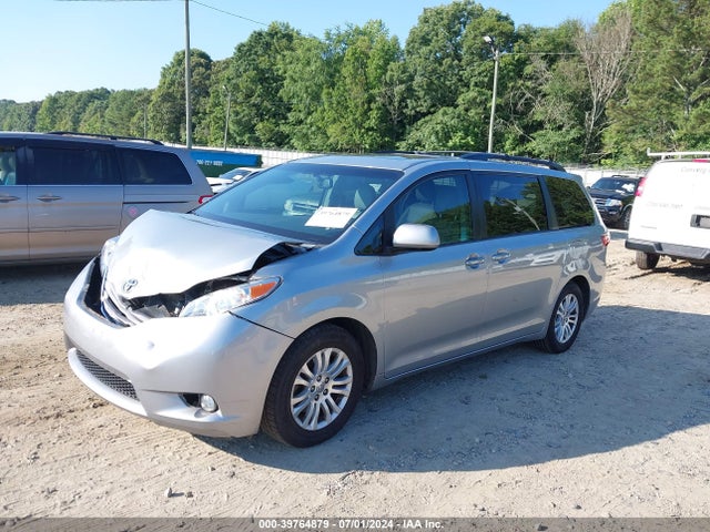 Toyota Sienna Xle 8 Passenger 2015 5TDYK3DC4FS622500 Image 2