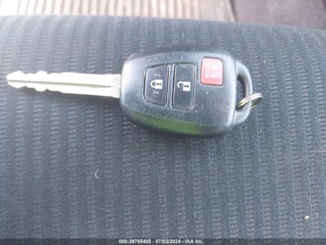 2T3BFREV5JW726630 Toyota RAV4 LE