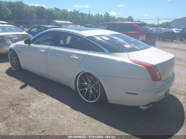 2011 JAGUAR XJ SAJWA2GE5BMV01970 Photo 2