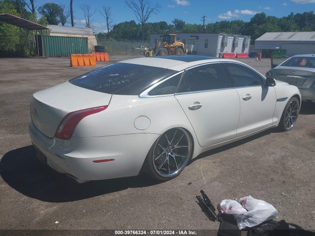 2011 JAGUAR XJ SAJWA2GE5BMV01970 Photo 3