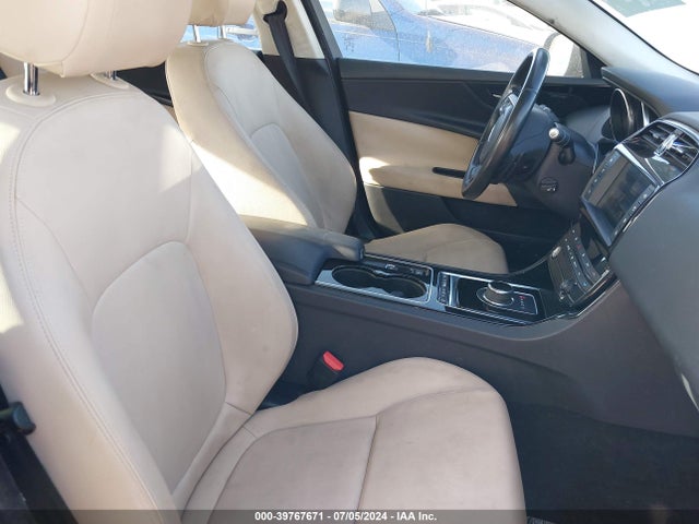 2017 JAGUAR XE SAJAD4BG1HA973468 Photo 4