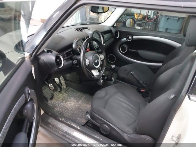 2010 MINI COOPER S WMWMF7C50ATX42797 Photo 4