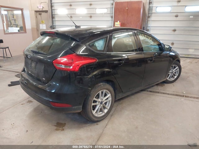 Ford FOCUS SE 2017 1FADP3K29HL247739 Image 4