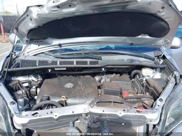 5TDXZ3DC8HS832463 Toyota Sienna Se Premium 8 Passenger
