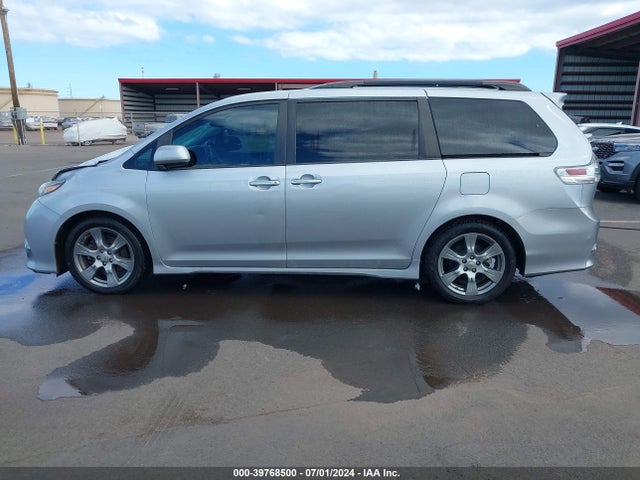 5TDXZ3DC8HS832463 Toyota Sienna Se Premium 8 Passenger