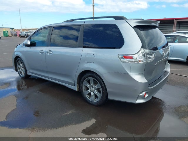 5TDXZ3DC8HS832463 Toyota Sienna Se Premium 8 Passenger