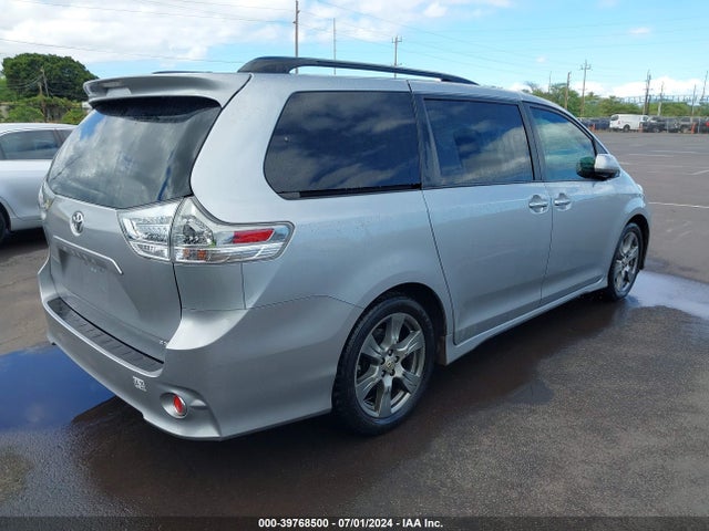 5TDXZ3DC8HS832463 Toyota Sienna Se Premium 8 Passenger