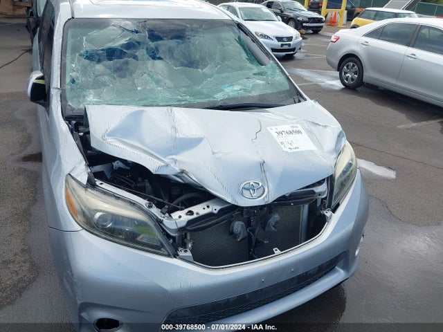 5TDXZ3DC8HS832463 Toyota Sienna Se Premium 8 Passenger