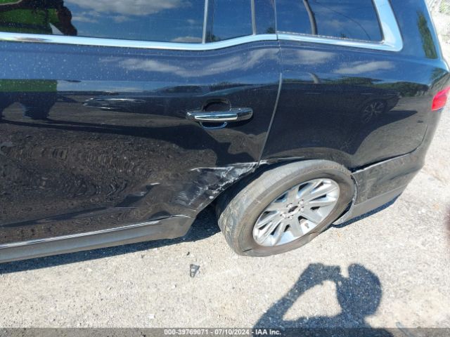 2LMHJ5NK8KBL02614 Lincoln Mkt Livery