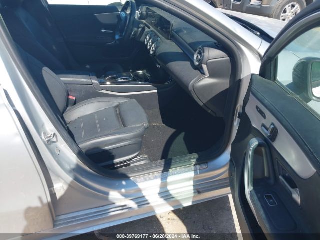 W1K3G4EB1LJ226966 Mercedes-Benz A 220