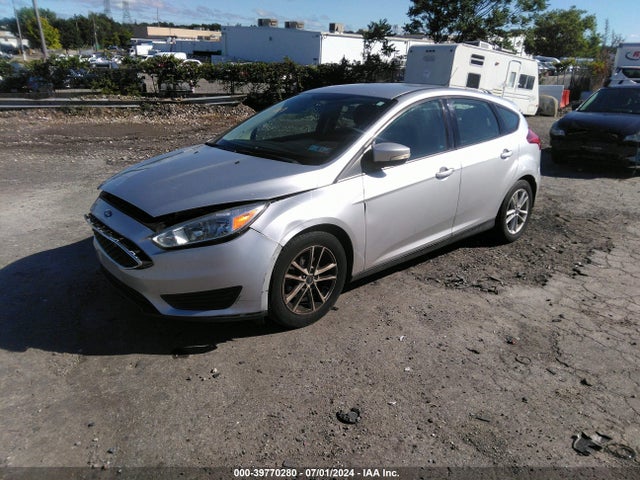 Ford FOCUS SE 2017 1FADP3K20HL240677 Image 2