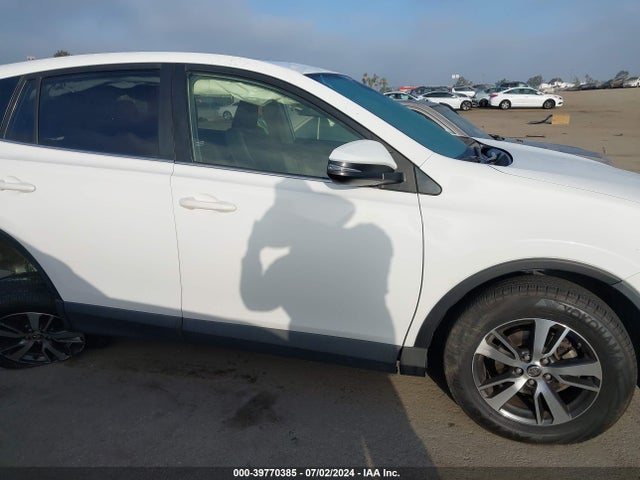 Toyota Rav4 Xle 2018 JTMWFREV8JJ207457 Image 13