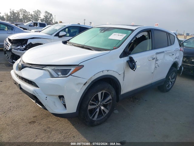 Toyota Rav4 Xle 2018 JTMWFREV8JJ207457 Image 2