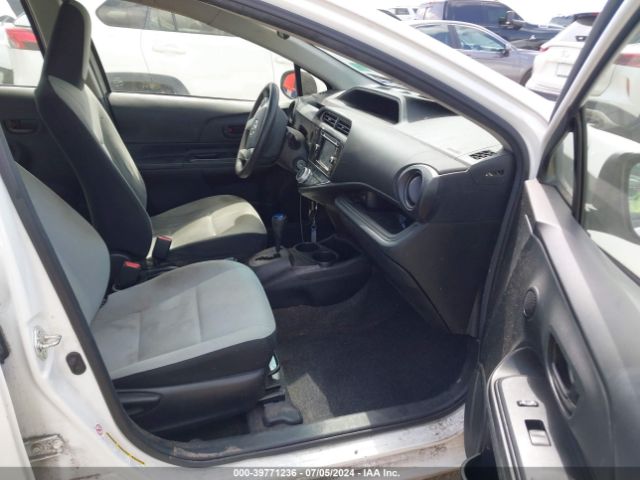 JTDKDTB3XF1583976 Toyota Prius C One